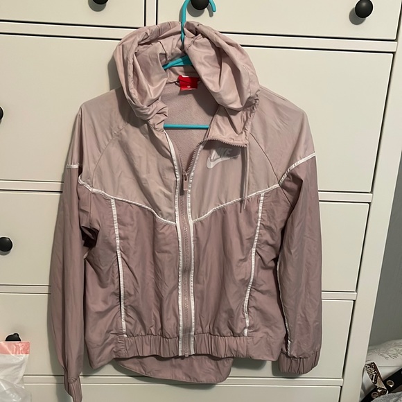 Nike windbreaker from the outlets. New worn once. - Picture 1 of 3